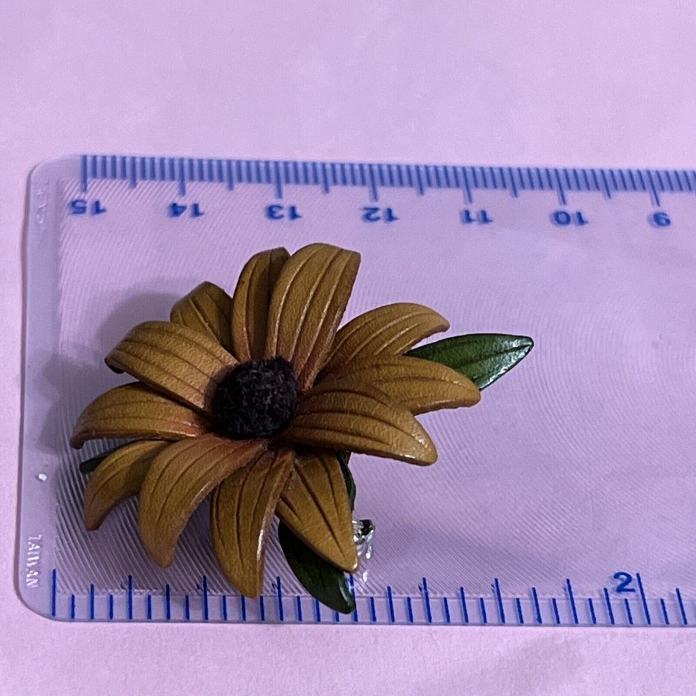 Leather Daisy Pin - Picture 5 of 5